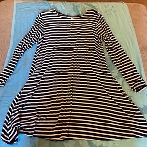 Easy to wear black and white striped, A-line dress. 🖤🤍